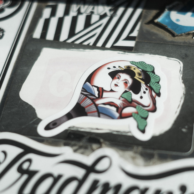 【DetroitDieselTattooWorks × TRADMAN’S STICKER】 -芸者とうちわ-